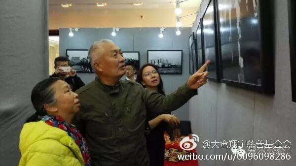 陈毅元帅之子陈小鲁和栗裕将军之女栗小惠观看展览